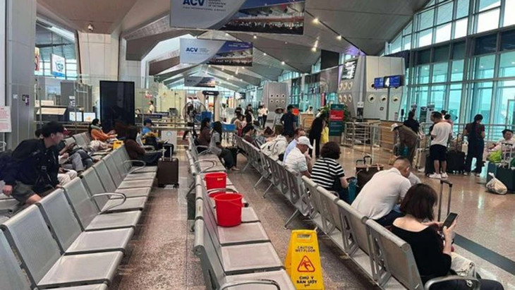 Hình ảnh xô hứng nước dột ở nhà ga T1. Hình ảnh xô hứng nước dột ở nhà ga T1.