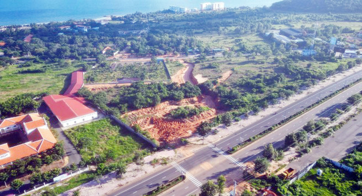 Cống gom nước trên đường 706B đã được đấu nối vào cống ngầm (chỗ cát đỏ) nối xuống biển, không còn xả tràn ra khu đất trống gây lũ cát đổ xuống đường Nguyễn Thông khi mưa lớn