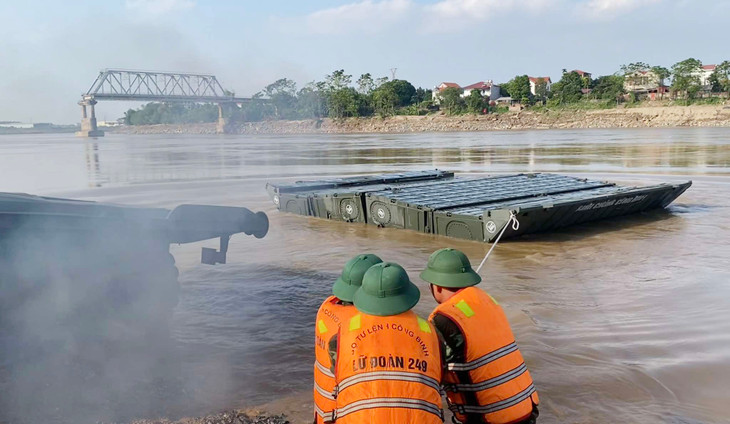 Lữ đoàn Công binh 249 hạ thủy đốt khơi, sẵn sàng lắp đặt cầu phao dã chiến