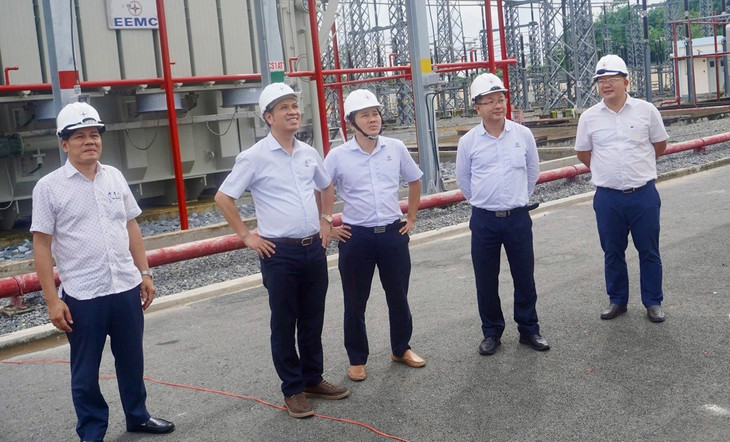 Phó Tổng giám đốc EVNNPT Bùi Văn Kiên kiểm tra Trạm biến áp 220kV Cần Thơ trước khi đóng điện Dự án