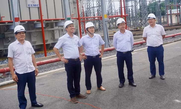 Phó Tổng giám đốc EVNNPT Bùi Văn Kiên kiểm tra Trạm biến áp 220kV Cần Thơ trước khi đóng điện Dự án