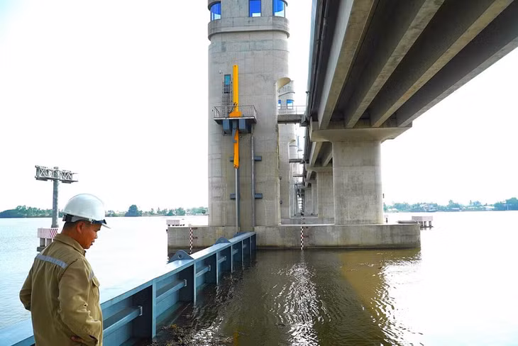 Cống thủy lợi Cái Lớn khi đóng cửa van