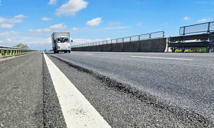 Mặt đường bị hằn lún, sống trâu Mặt đường bị hằn lún, sống trâu