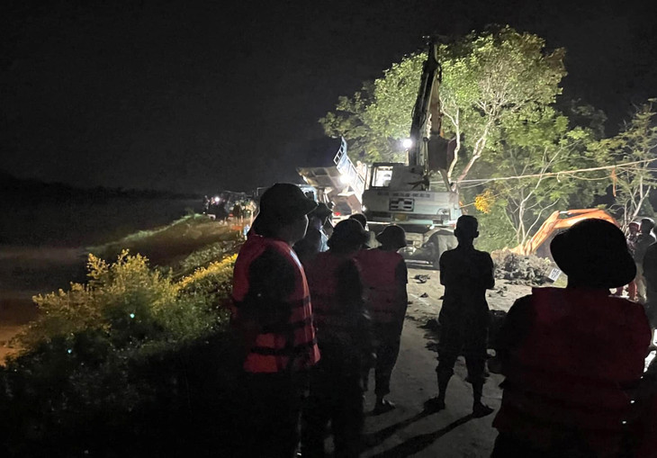 Máy xúc được huy động hộ đê ở Vĩnh An