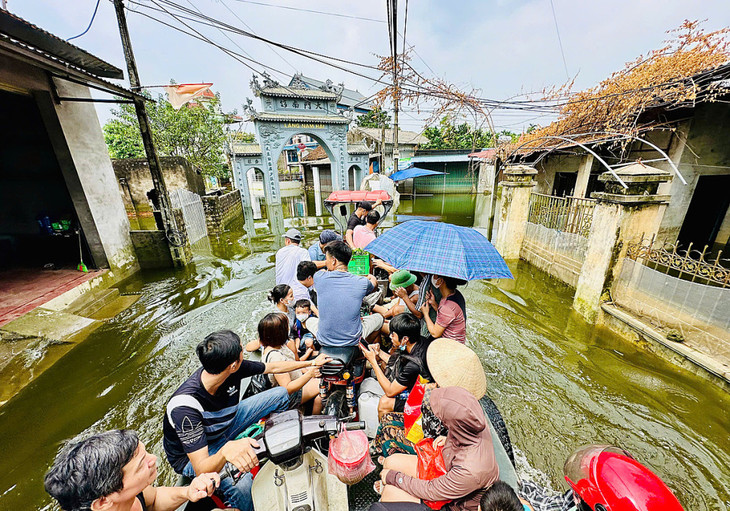 Người dân ngoại thành Hà Nội đi lại bằng xuồng sáng 21/9 Người dân ngoại thành Hà Nội đi lại bằng xuồng sáng 21/9