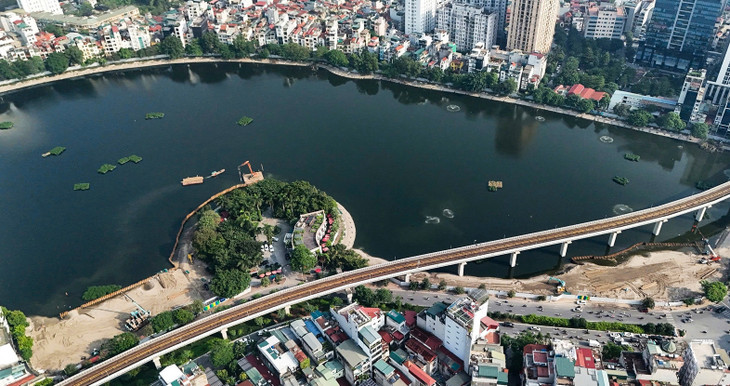 Hồ Hoàng Cầu đang bị lấp một phần mặt nước làm bãi tập kết vật liệu xây dựng phục vụ dự án cải tạo hồ