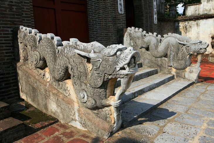 Cặp rồng đá thành bậc đền Thượng (Cổ Loa) - đền thờ vua An Dương Vương, Hà Nội Cặp rồng đá thành bậc đền Thượng (Cổ Loa) - đền thờ vua An Dương Vương, Hà Nội