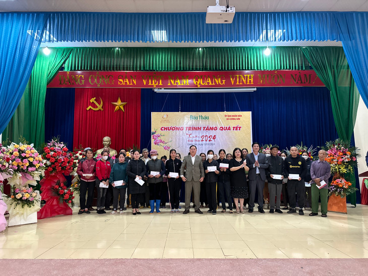 Phó Tổng biên tập Báo Đấu thầu Dương Thị Minh Thư và lãnh đạo xã Cương Sơn (huyện Lục Nam, tỉnh Bắc Giang) trao quà Tết Giáp Thìn 2024 cho các hộ nghèo, cận nghèo. Ảnh: Tường Lâm