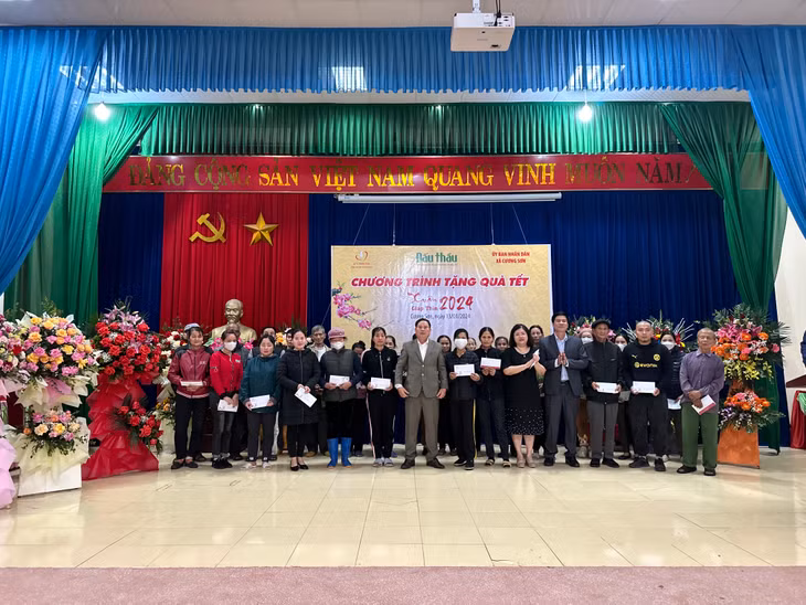 Phó Tổng biên tập Báo Đấu thầu Dương Thị Minh Thư và lãnh đạo xã Cương Sơn (huyện Lục Nam, tỉnh Bắc Giang) trao quà Tết Giáp Thìn 2024 cho các hộ nghèo, cận nghèo. Ảnh: Tường Lâm