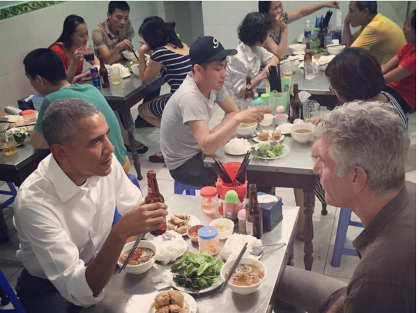 Tổng thống Barack Obama cùng đầu bếp Anthony Bourdain ăn bún chả, uống bia hơi Hà Nội tối 23/5/2016 tại quán Hương Liên
