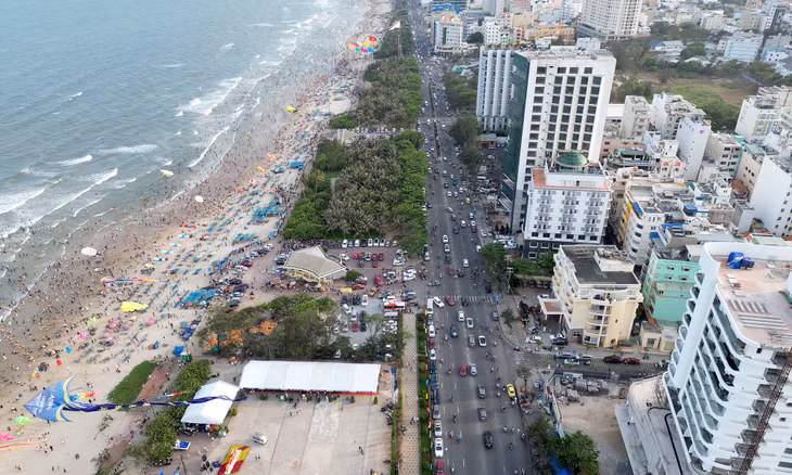 Đường Thùy Vân chạy dọc biển Bãi Sau, nơi được đề xuất xây 8 hầm đi bộ