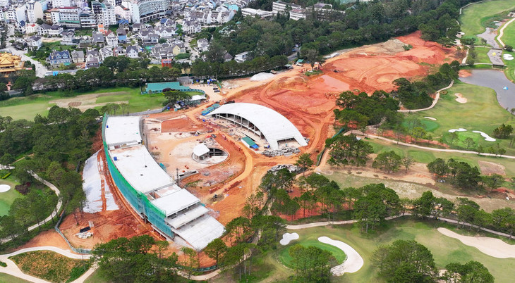 Tòa nhà 4 tầng bên phải diện tích sàn 17.000 m2 bị xác định xây không phép, tòa nhà mái vòm đằng sau xây sai phép hơn 3.000 m2