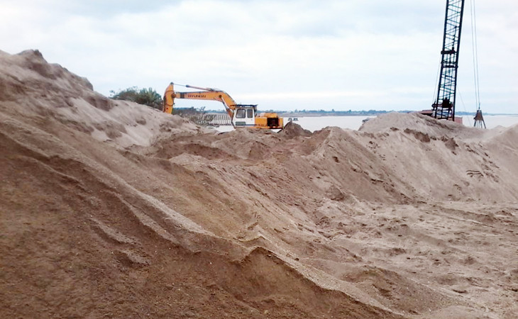 Giá cát xây dựng trúng thầu hơn 1 năm trước chỉ khoảng 140.000 đồng/m3, nhưng thực tế hiện nhà thầu phải mua với giá gần 300.000 đồng/m3.
