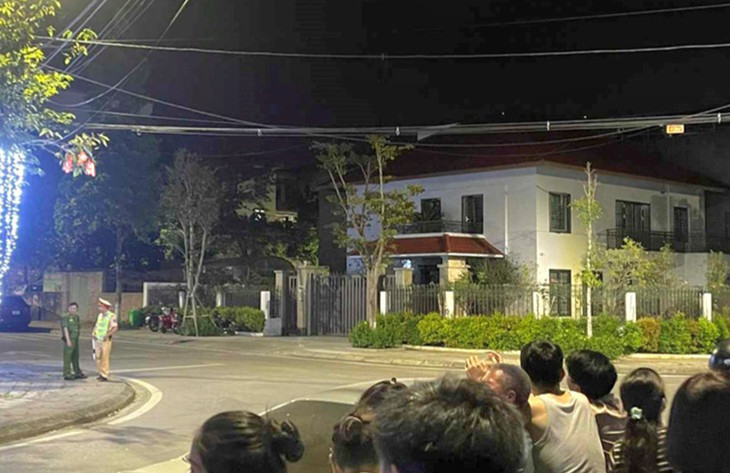 Cơ quan chức năng khám xét nơi ở ông Nguyễn Văn Vịnh Cơ quan chức năng khám xét nơi ở ông Nguyễn Văn Vịnh