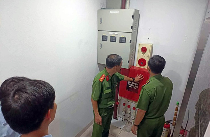 Lực lượng PCCC kiểm tra các thiết bị PCCC tại nhà ở có nhiều căn hộ cho thuê.
