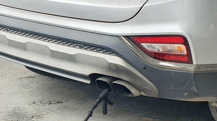 Kiểm tra khí thải ô tô, một trong nhiều bước của quá trình đăng kiểm xe cơ giới Kiểm tra khí thải ô tô, một trong nhiều bước của quá trình đăng kiểm xe cơ giới