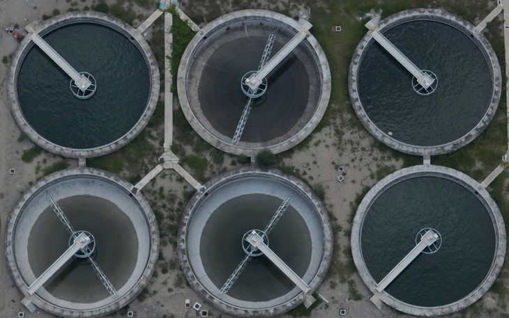 Một số bể lắng thứ cấp (có tác dụng tách bùn và nước) đã được bơm kín nước để thử nghiệm Một số bể lắng thứ cấp (có tác dụng tách bùn và nước) đã được bơm kín nước để thử nghiệm