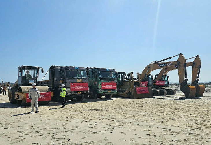 Các phương tiện thi công tham gia lễ khởi công dự án nhà ở xã hội tại TP Cam Ranh