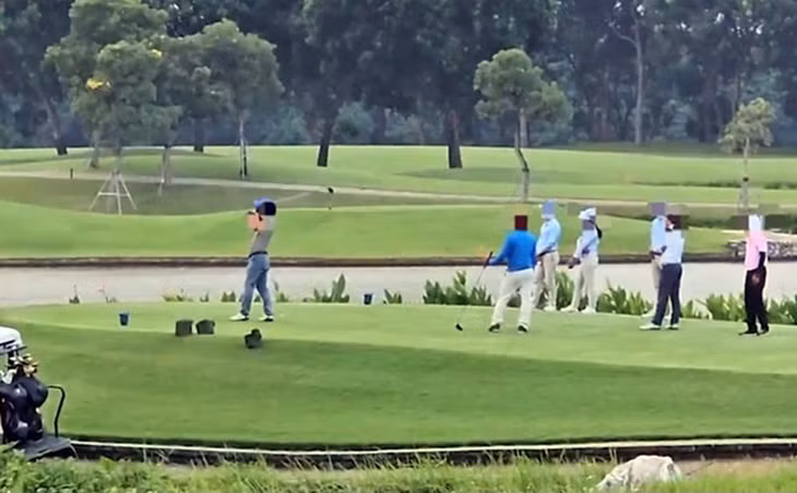 Hình ảnh trong vụ việc phản ánh lãnh đạo Sở Nông nghiệp và Phát triển nông thôn tỉnh Bắc Ninh chơi golf trong giờ làm việc. Ảnh chụp màn hình Hình ảnh trong vụ việc phản ánh lãnh đạo Sở Nông nghiệp và Phát triển nông thôn tỉnh Bắc Ninh chơi golf trong giờ làm việc. Ảnh chụp màn hình