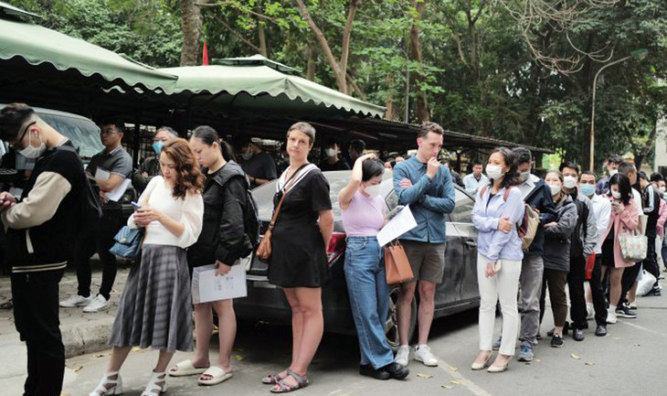 Người dân xếp hàng tại Sở Tư pháp Hà Nội để chờ xác minh lý lịch tư pháp