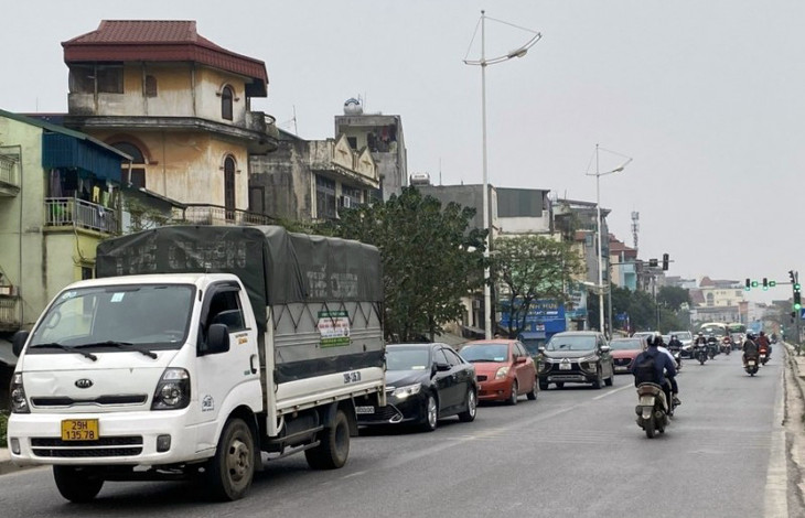 Các phương tiện tham gia giao thông trên đường Âu Cơ Các phương tiện tham gia giao thông trên đường Âu Cơ