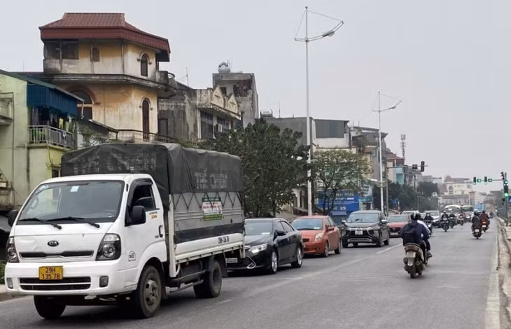 Các phương tiện tham gia giao thông trên đường Âu Cơ
