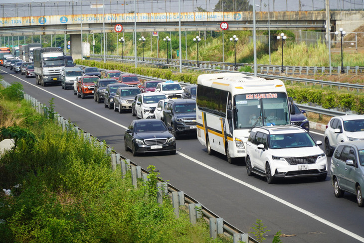 Cao tốc TP.HCM - Long Thành bị ùn tắc dịp cao điểm