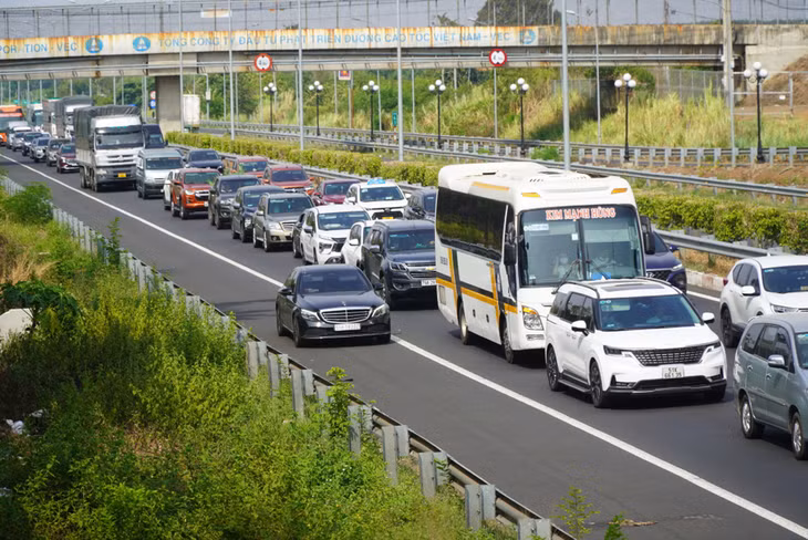Cao tốc TP.HCM - Long Thành bị ùn tắc dịp cao điểm