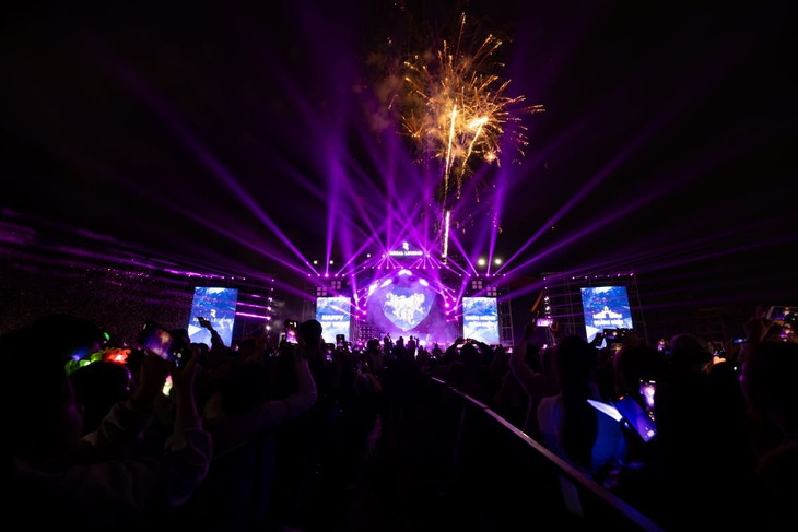 Đồng hồ điểm 12h, màn countdown đếm ngược đầy cảm xúc và giây phút pháo hoa rực sáng trên nền trời Bảo Ninh, hàng chục nghìn con tim cùng hướng về Regal Legend và biểu tượng Heartury. Sự kết hợp đỉnh cao giữa màn trình diễn âm thanh, ánh sáng chuyên nghiệp và pháo hoa rực rỡ làm cho hàng chục nghìn khán giả mãn nhãn. Dj Victor khuấy động với DJ show bùng cháy.