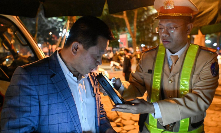 Lực lượng CSGT kiểm tra xử lý vi phạm nồng độ cồn