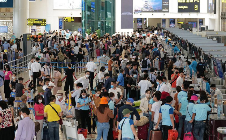 Các quầy làm thủ tục tại nhà ga nội địa sân bay Nội Bài kín khách