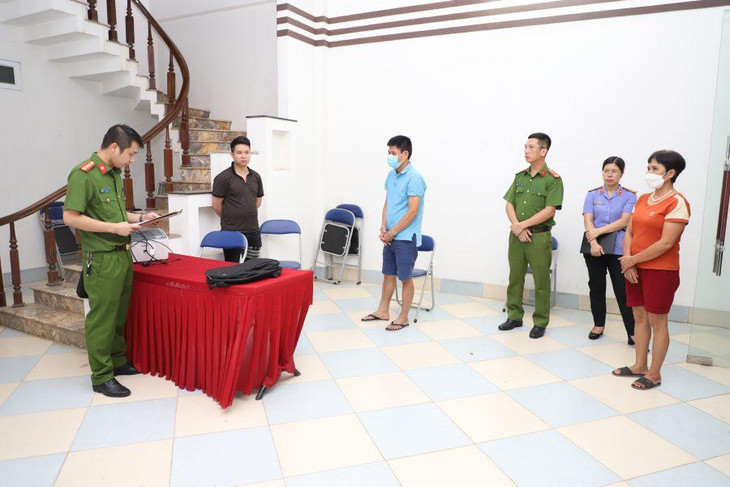 Cơ quan CSĐT Công an tỉnh Yên Bái thi hành lệnh khám xét trụ sở Công ty Đấu giá hợp danh Trường Phát