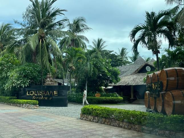 Nhà hàng bia tươi Louisiane nằm chắn bãi biển Nha Trang phía Đông đường Trần Phú.