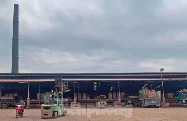 Công ty Cổ phần gạch tuynen Thanh Mai Bắc Giang nhận chuyển nhượng, thuê quyền sử dụng đất trồng lúa nước của 70 hộ gia đình, cá nhân với diện tích 23.184 m2 để làm bãi chứa nguyên liệu sản xuất gạch khi chưa có văn bản chấp thuận. (Ảnh minh họa)