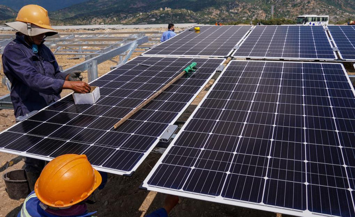 Công nhân thi công dự án điện mặt trời tại Ninh Thuận