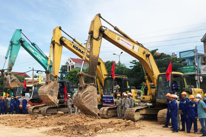 Công trường thi công mở rộng Quốc lộ 31