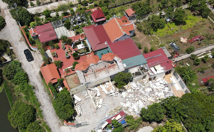 Khu công trình tín ngưỡng trái phép của bà Phạm Thị Sen đang được dỡ bỏ