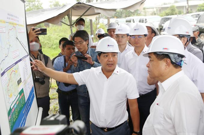 Đại diện Nhà đầu tư liên danh thuyết trình phương án đầu tư xây dựng với đoàn công tác Bộ Kế hoạch và Đầu tư, Bộ Giao thông vận tải tại TP. Bảo Lộc