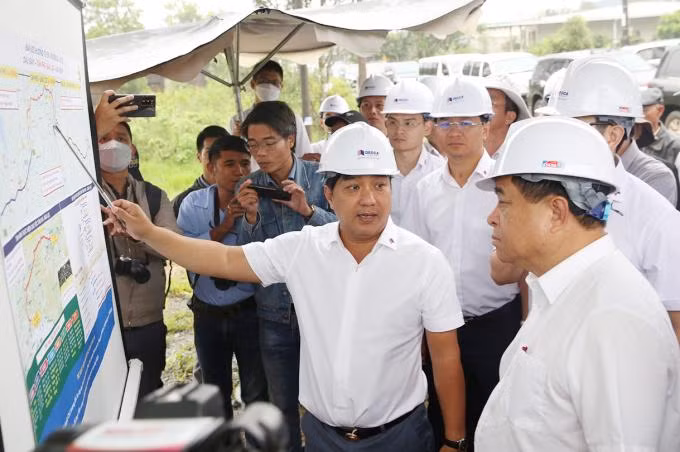 Đại diện Nhà đầu tư liên danh thuyết trình phương án đầu tư xây dựng với đoàn công tác Bộ Kế hoạch và Đầu tư, Bộ Giao thông vận tải tại TP. Bảo Lộc