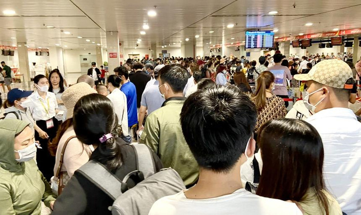 Người dân xếp hàng tại quầy làm thủ tục