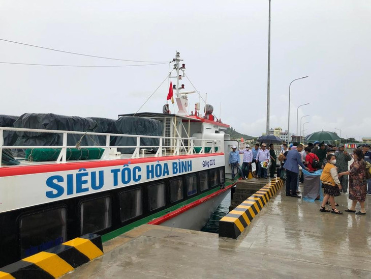 Tàu đưa khách từ đất liền cập cảng Bến Đình trong ngày đầu vận hành