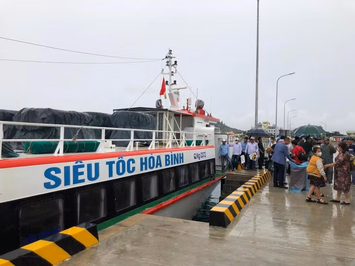 Tàu đưa khách từ đất liền cập cảng Bến Đình trong ngày đầu vận hành