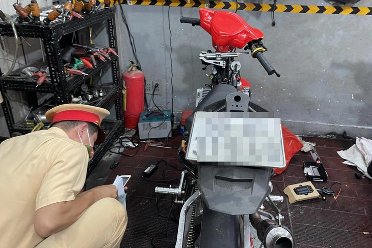 Cảnh sát kiểm tra một xe máy đang được độ chế