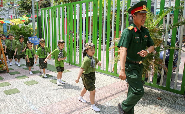 Học sinh Trường mầm non Bình Minh Đà Nẵng trong tiết học ngoại khóa tập làm chiến sĩ