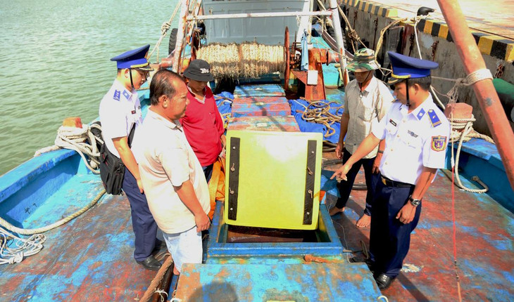 Lực lượng chức năng kiểm tra khoang chở dầu của tàu cá