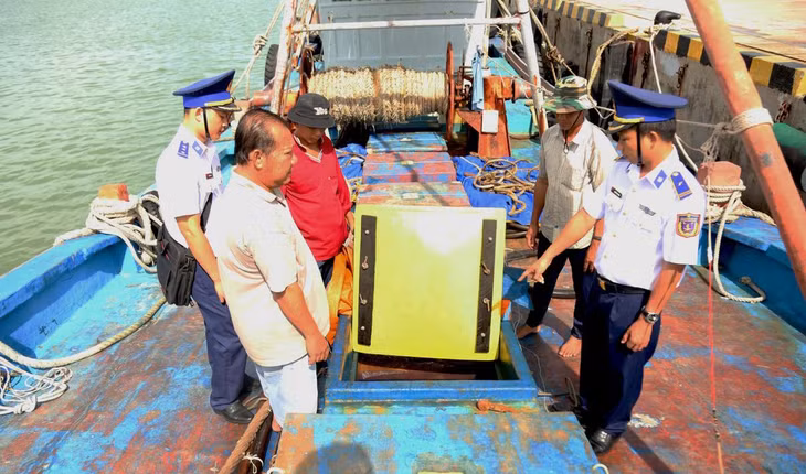 Lực lượng chức năng kiểm tra khoang chở dầu của tàu cá