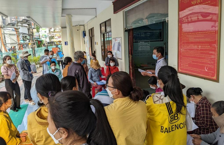 Người dân làm thủ tục nhà đất tại thị xã Đức Phổ, tỉnh Quảng Ngãi