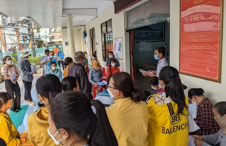 Người dân làm thủ tục nhà đất tại thị xã Đức Phổ, tỉnh Quảng Ngãi