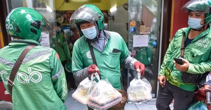 Grab tính thêm phụ phí khi khách đặt vào thời tiết nắng nóng gay gắt