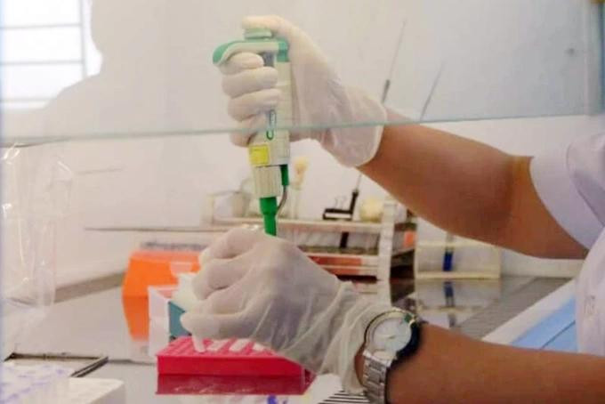 Trung tâm Y tế thị xã Nghi Sơn (tỉnh Thanh Hóa) bị cáo buộc gộp mẫu khi xét nghiệm Covid-19 nhưng lại thu tiền với giá mẫu đơn